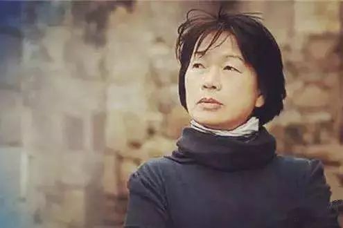 龙应台辞官照顾失忆母亲：人生里比目送更伤人的，是遗忘_百科TA说