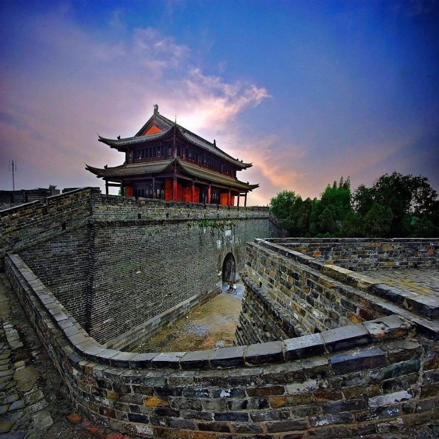  p>楚故都纪南城遗址是全国重点文物保护单位,位于湖北省荆州城小北门