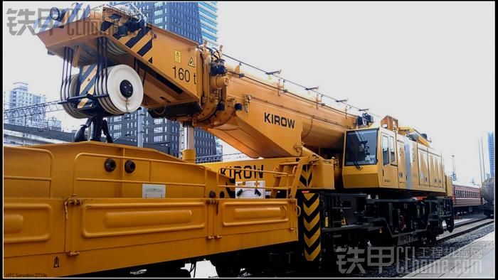 它由起重吊车,修理车,工具车,宿营车及工程材