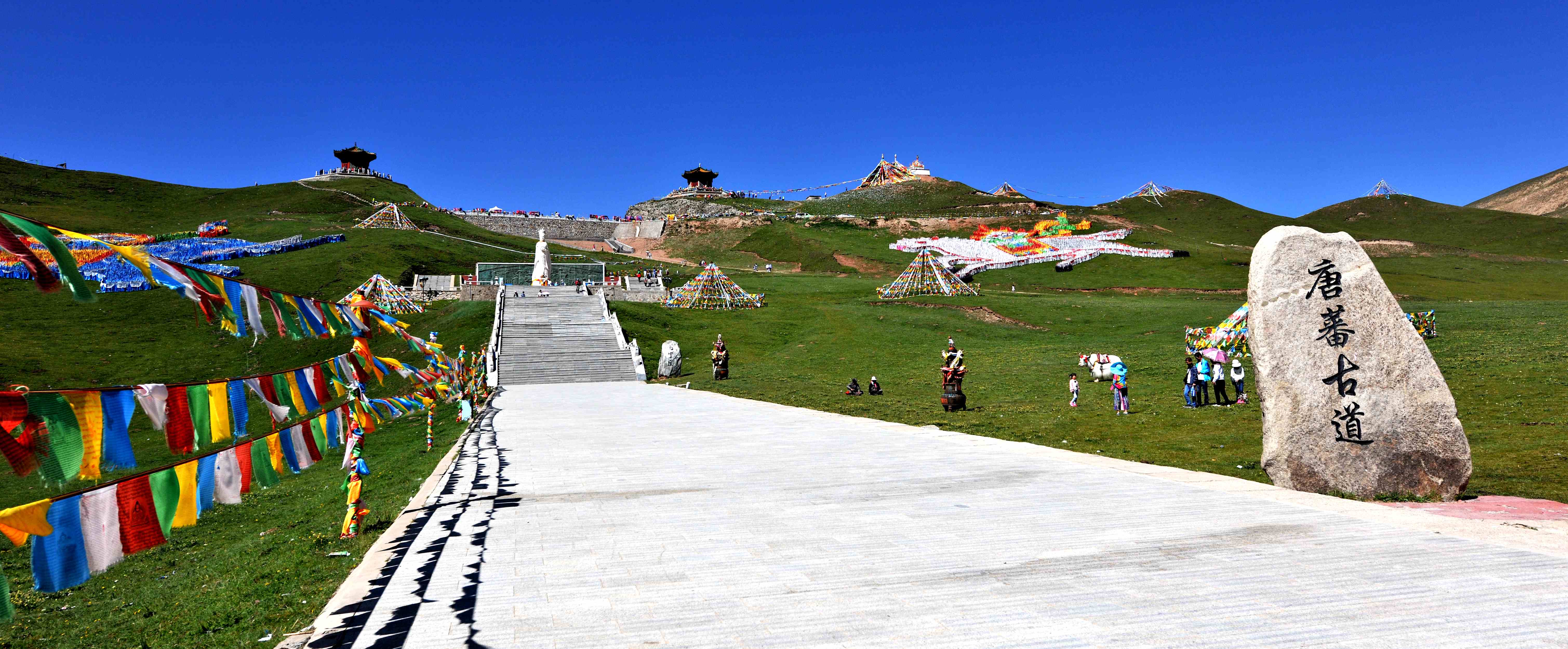  p>日月山坐落在 a target="_blank" href="/item/青海/31638" data