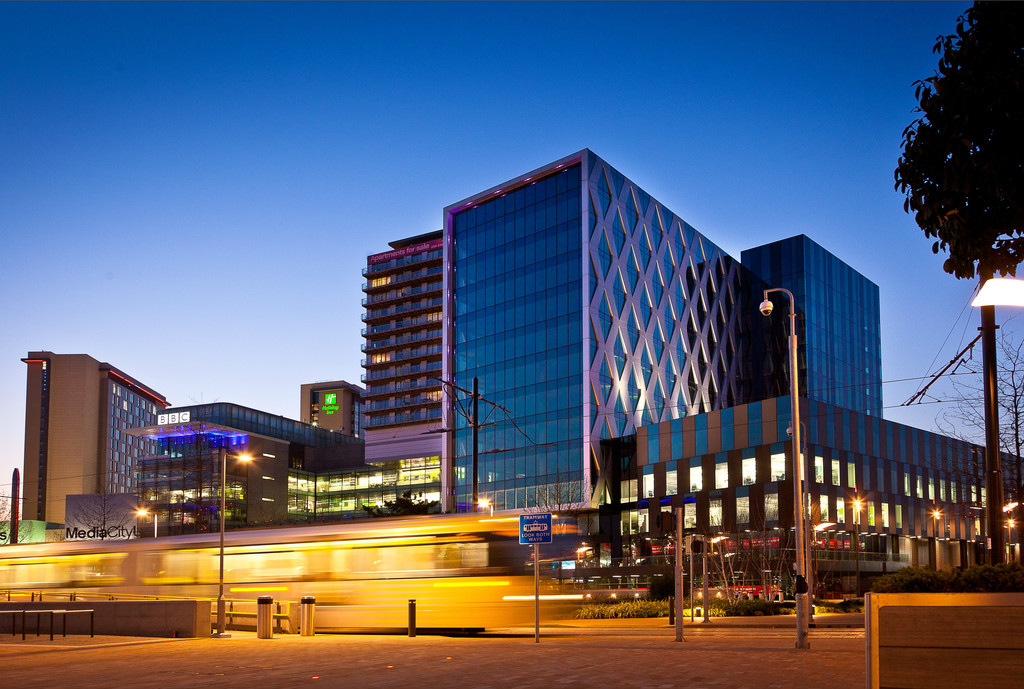  p data-id="go0htk4gel">索尔福德大学(university of salford)毗邻