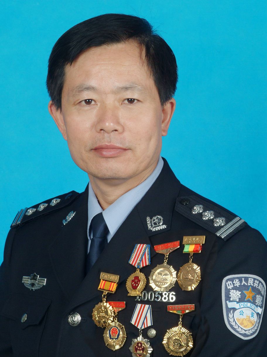 全国公安系统二级英模,全国十佳少先队志愿辅导员,柳州铁路公安局治安