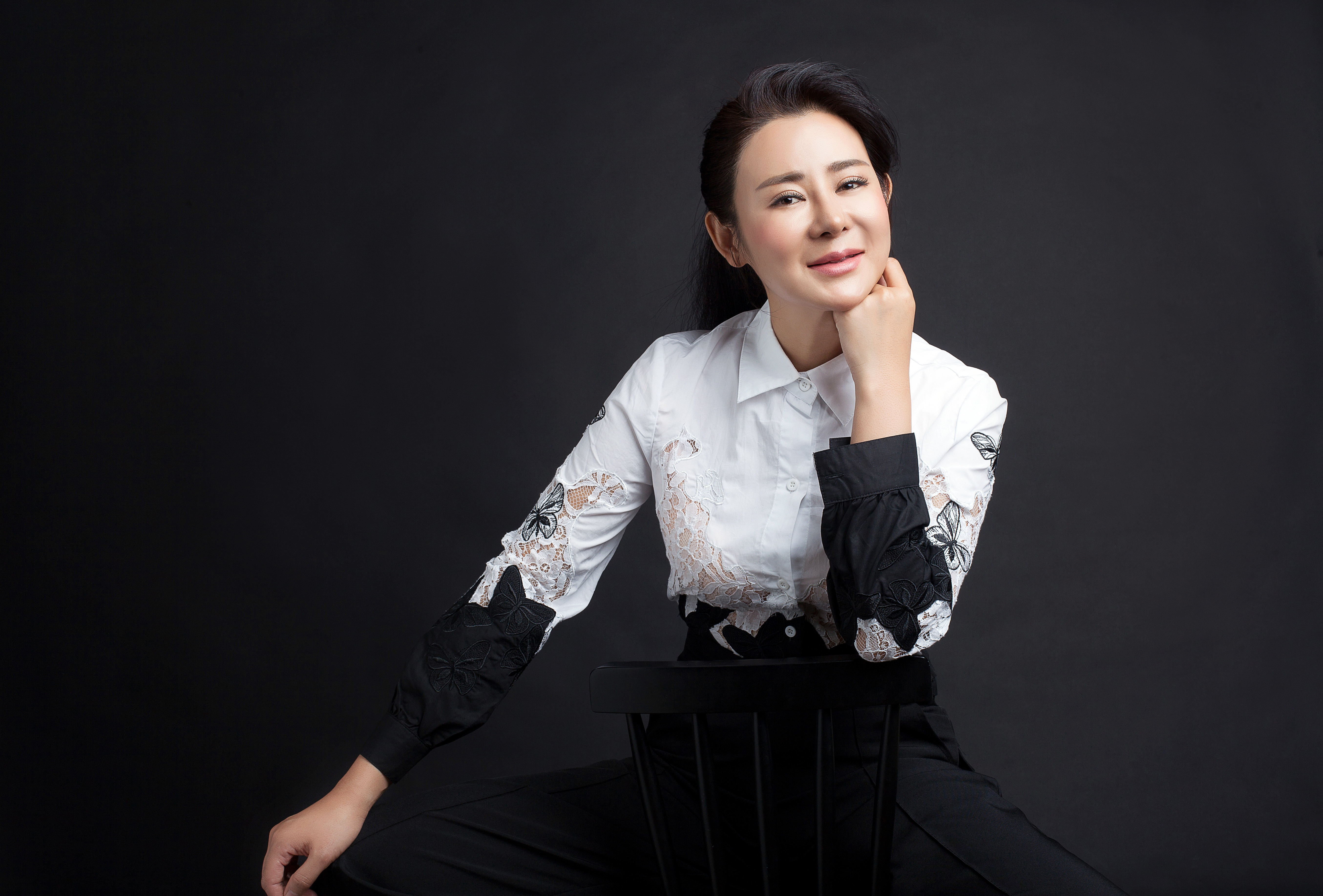  p>肖雨蒙,1982年5月26日出生于山东省临沂市平邑县,中国内地女歌手