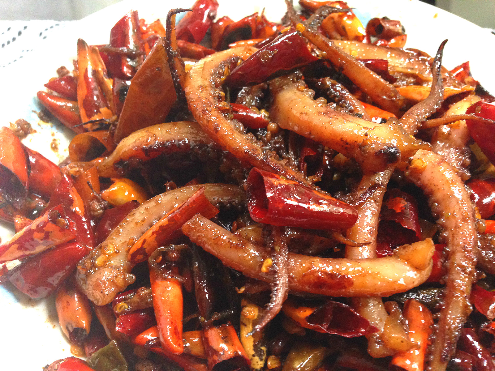  p>火爆鱿鱼须是一道菜品,主料为鱿鱼须. /p>