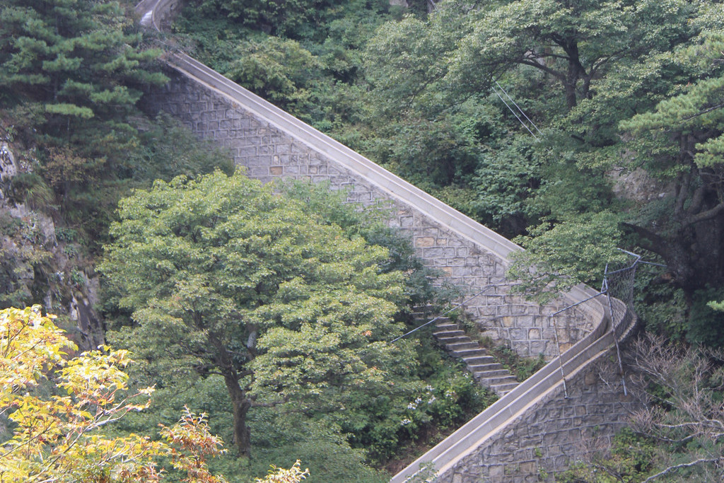  p>石人山滑道又称尧山滑道,位于尧山景区内,尧山最绝妙的道路乃号称