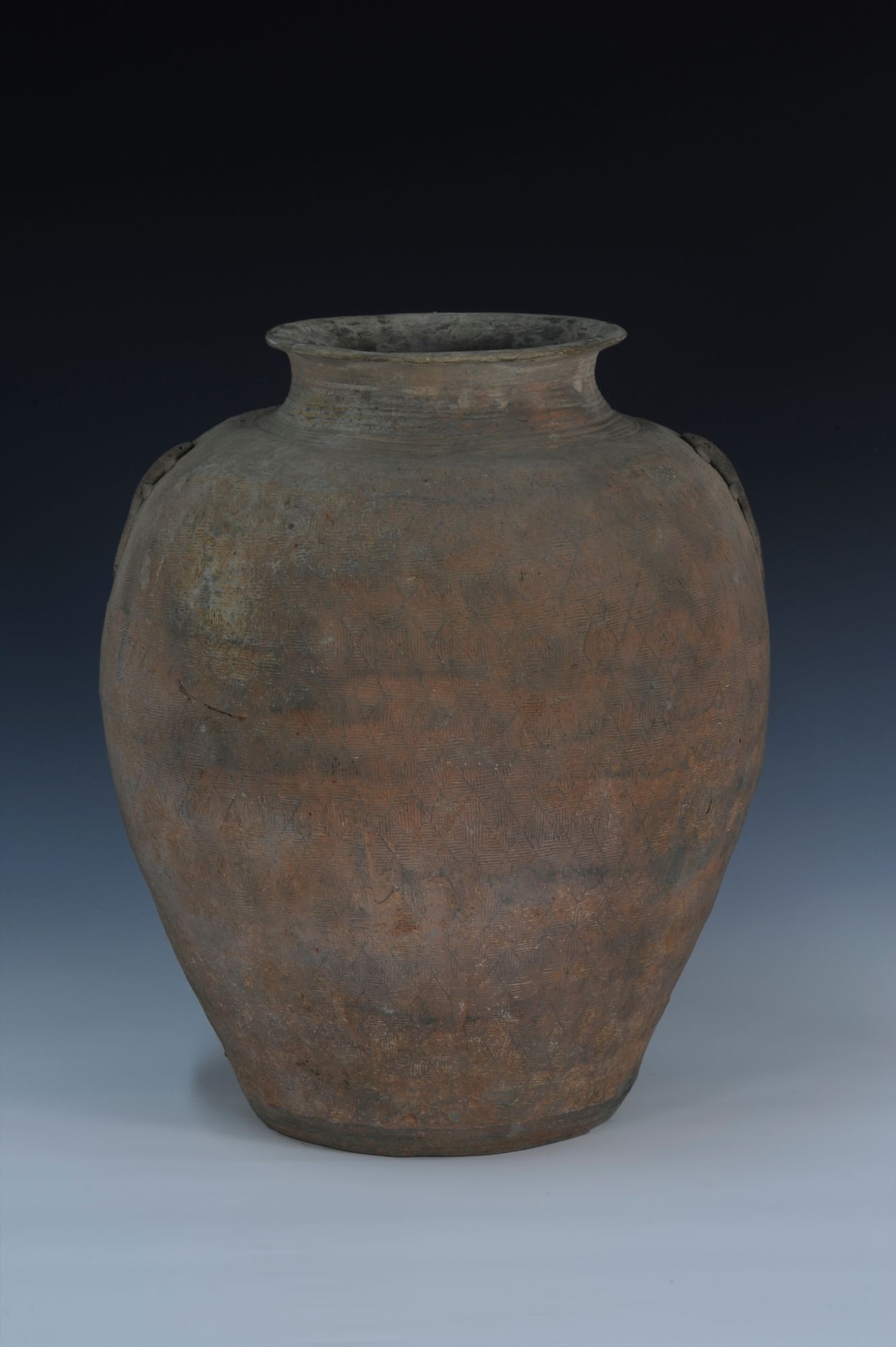  p>战国菱形席纹硬陶贴蛙耳罐是一件周朝陶器,收藏于海南省博物馆.