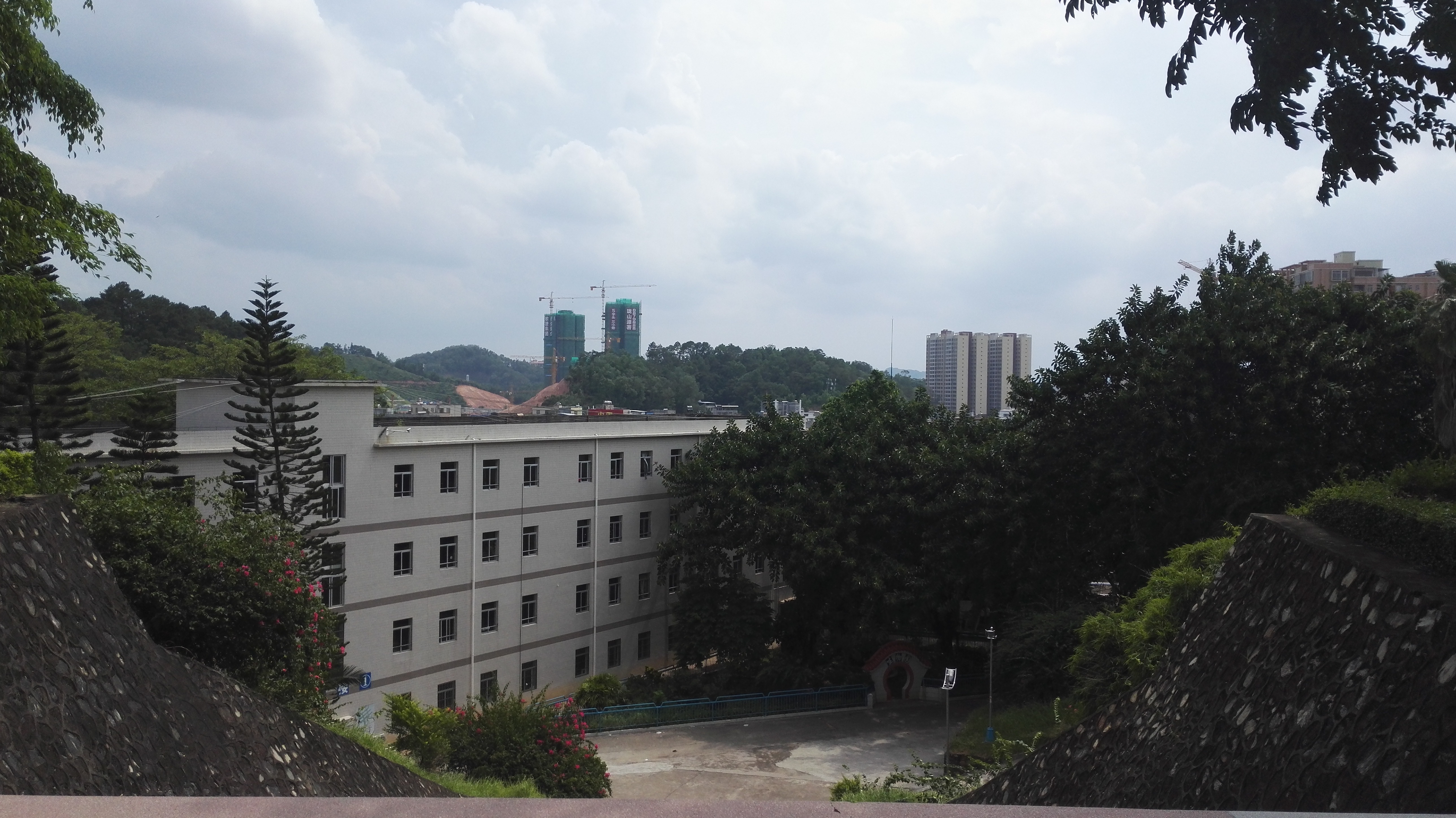  p>信宜市第三中学(第二教育城高中)创办于1969年,原名 a href="#">