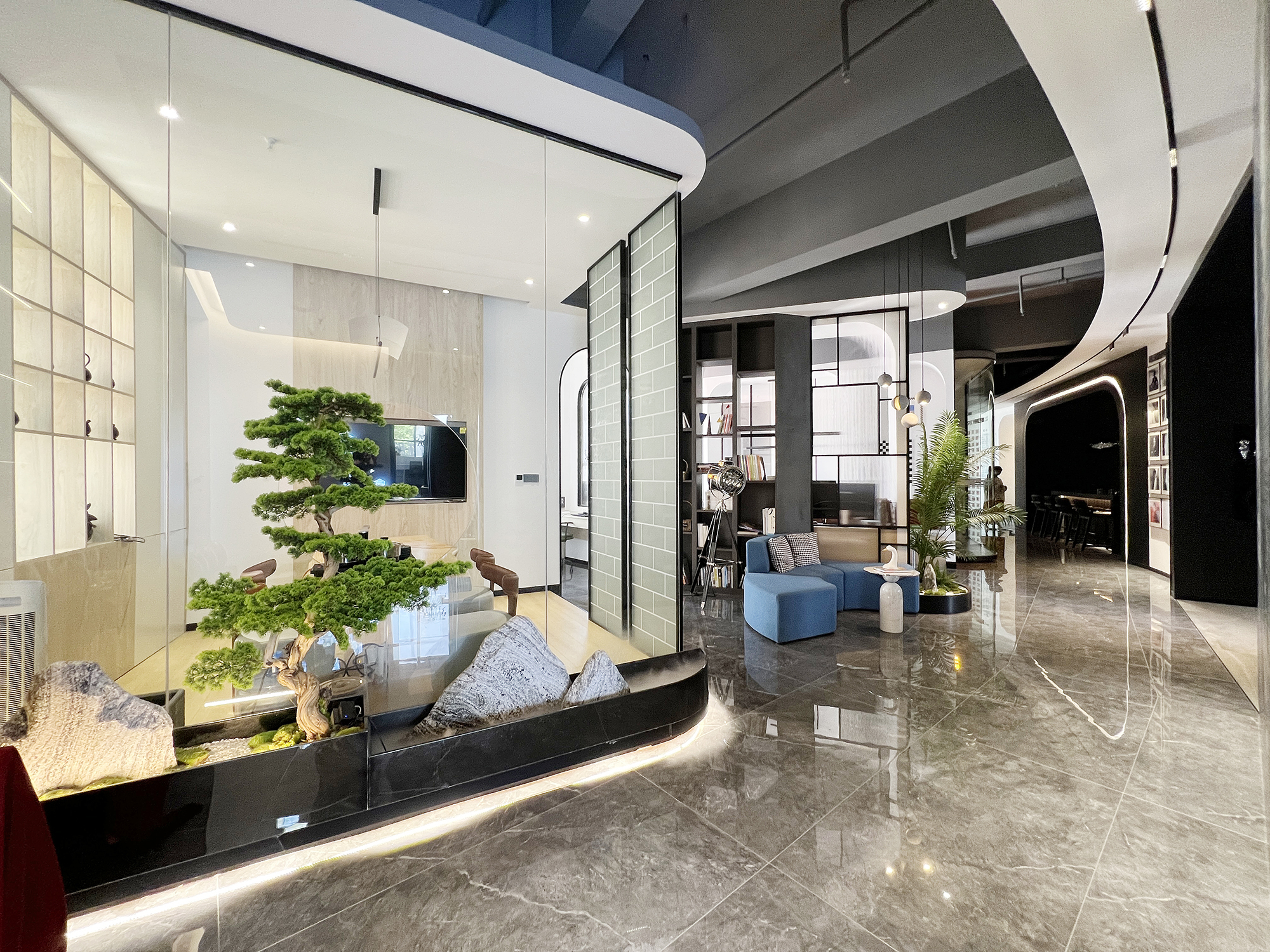 公司经营范围包括:室内外装饰装修工程;专业化设计服务;建筑材料,装饰