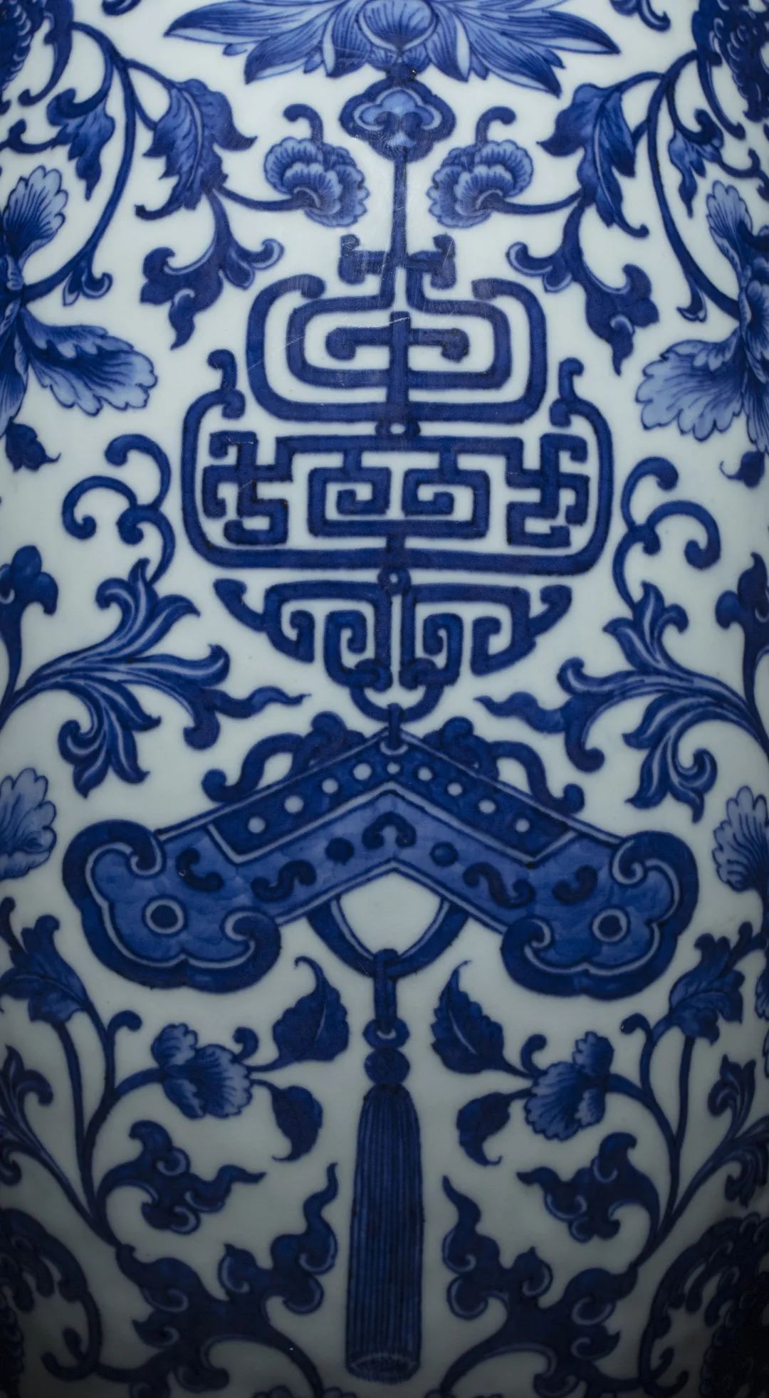 乾隆盛世的农耕理想——青花“春耕图”福寿如意抱月瓶赏析_百科TA说