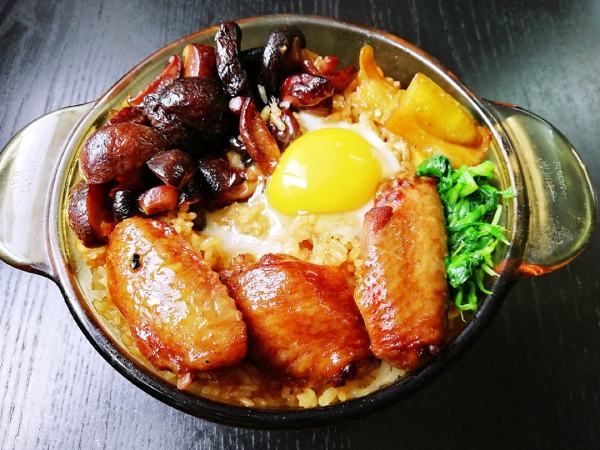  p>鸡翅煲饭是一道以鸡翅,米饭,香菇等为主要食材制作的美食. /p>