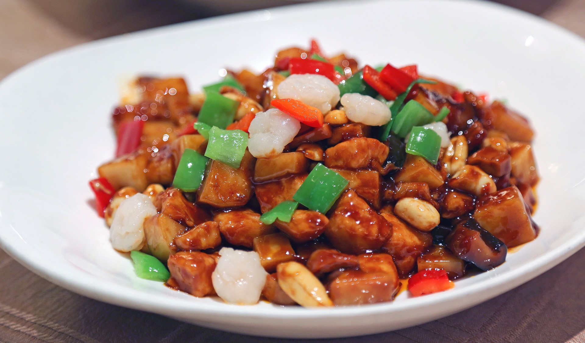  p>八宝辣酱是上海地区传统名菜,色泽艳丽光亮,鲜辣辛香.