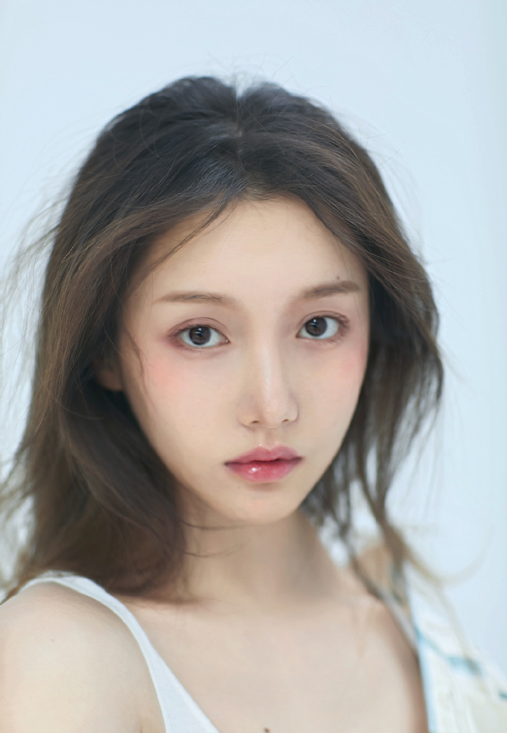 原名刘垚昕,1996年12月30日出生于云南省昭通市,中国内地影视女演员