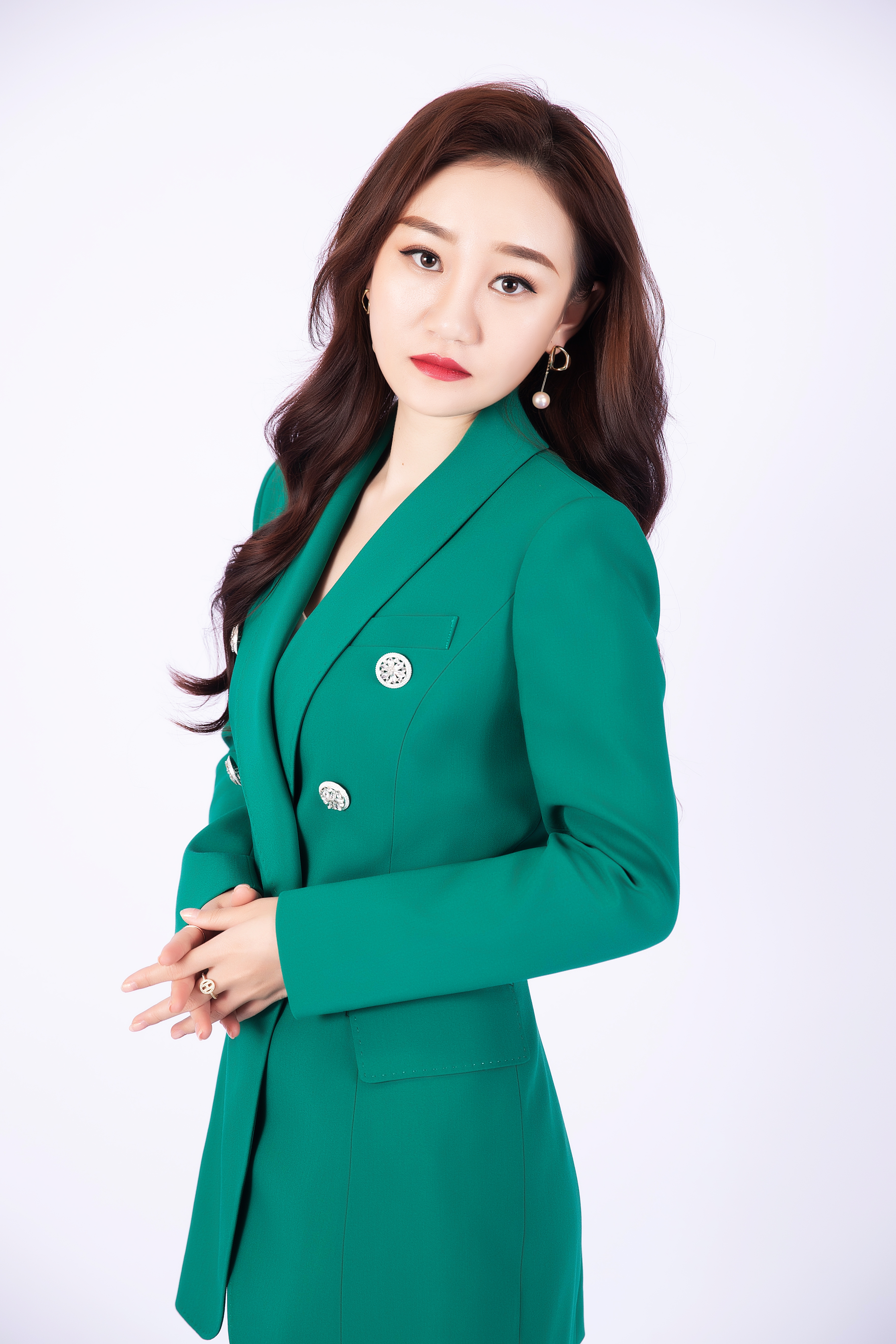  p>闫嘉欣,山东威海人,主持人,新闻记者,cctv顶天立地中国娃少儿春晚