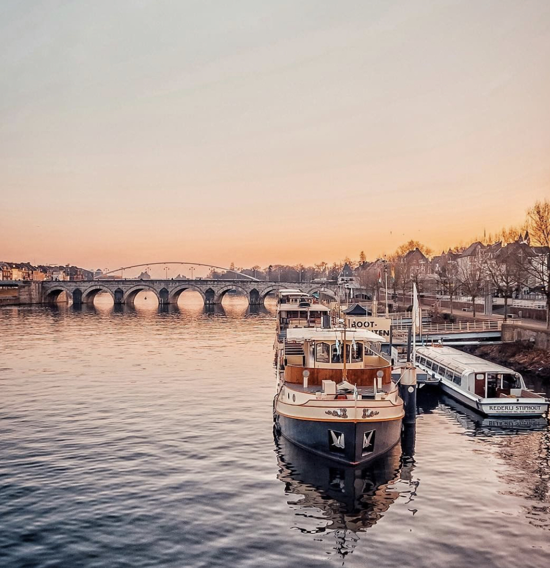  p>马斯特里赫特大学(英文:maastricht university;荷兰语