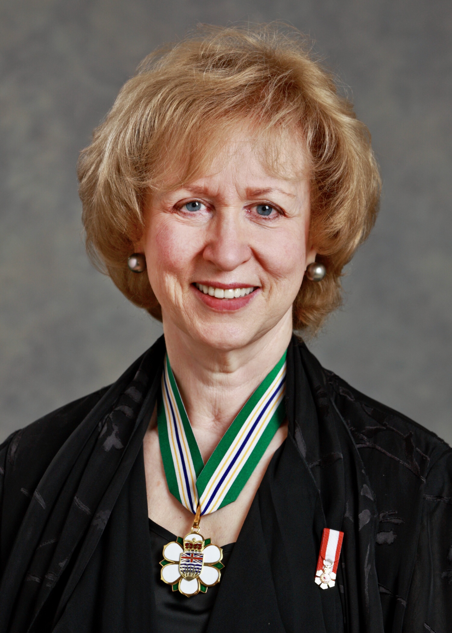 坎贝尔 /b>(avril phaedra douglas campbell   ),出生于加拿大 a