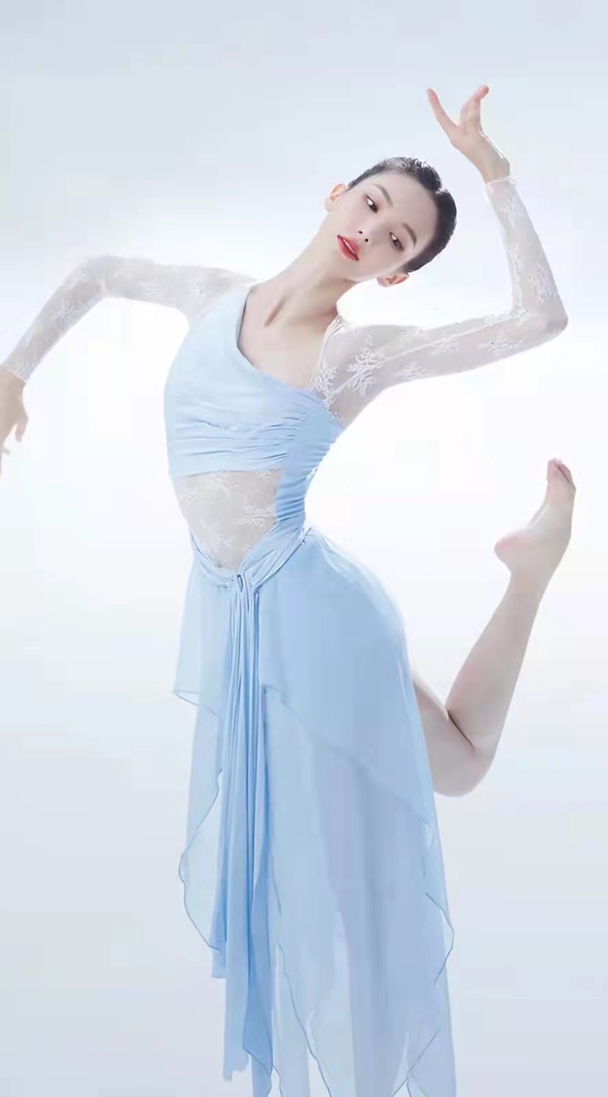  p>金晨,1990年9月5日出生于山东省济南市,毕业于北京舞蹈学院民族舞