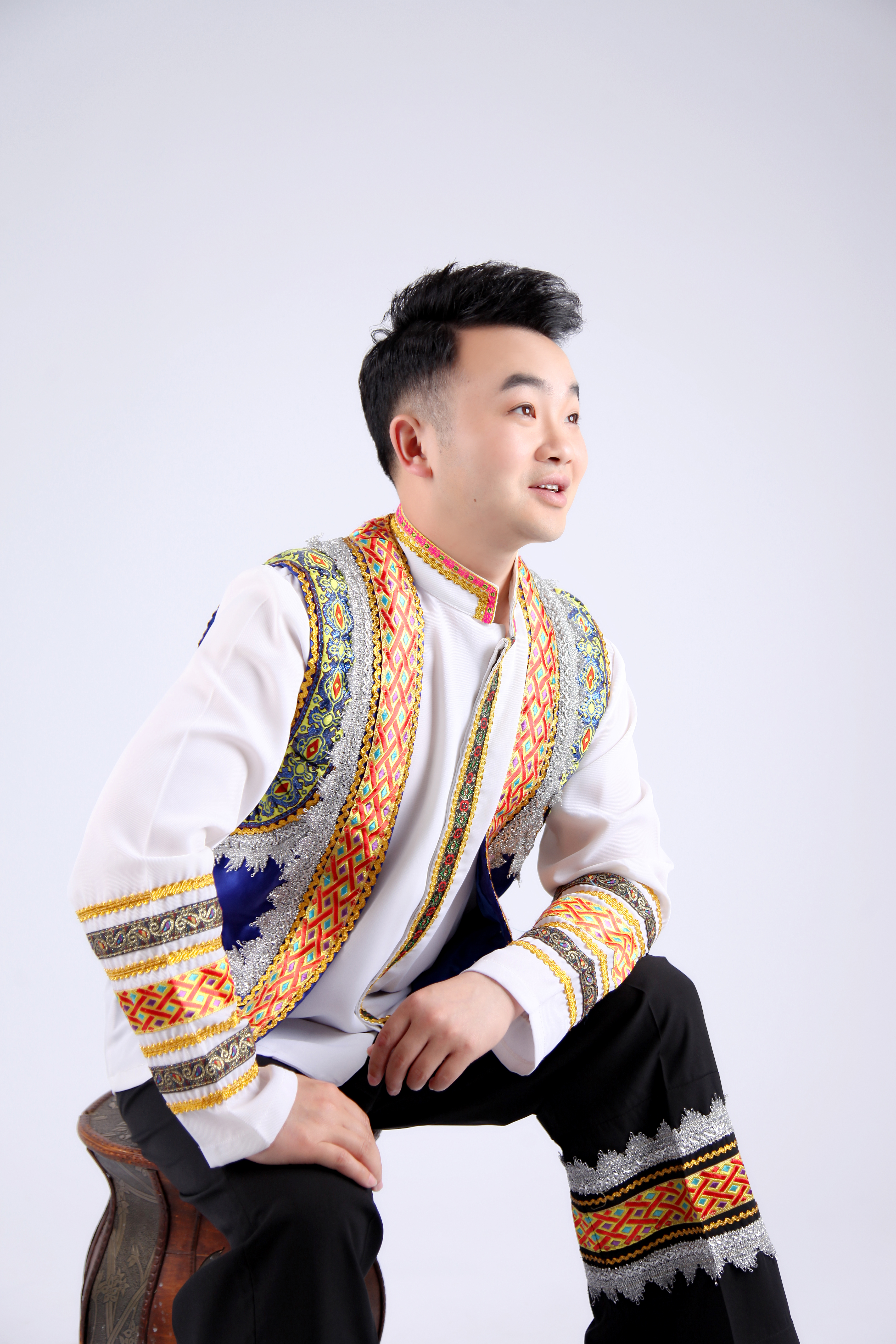 陈朝刚,中国内地青年民族男高音歌唱演员,<