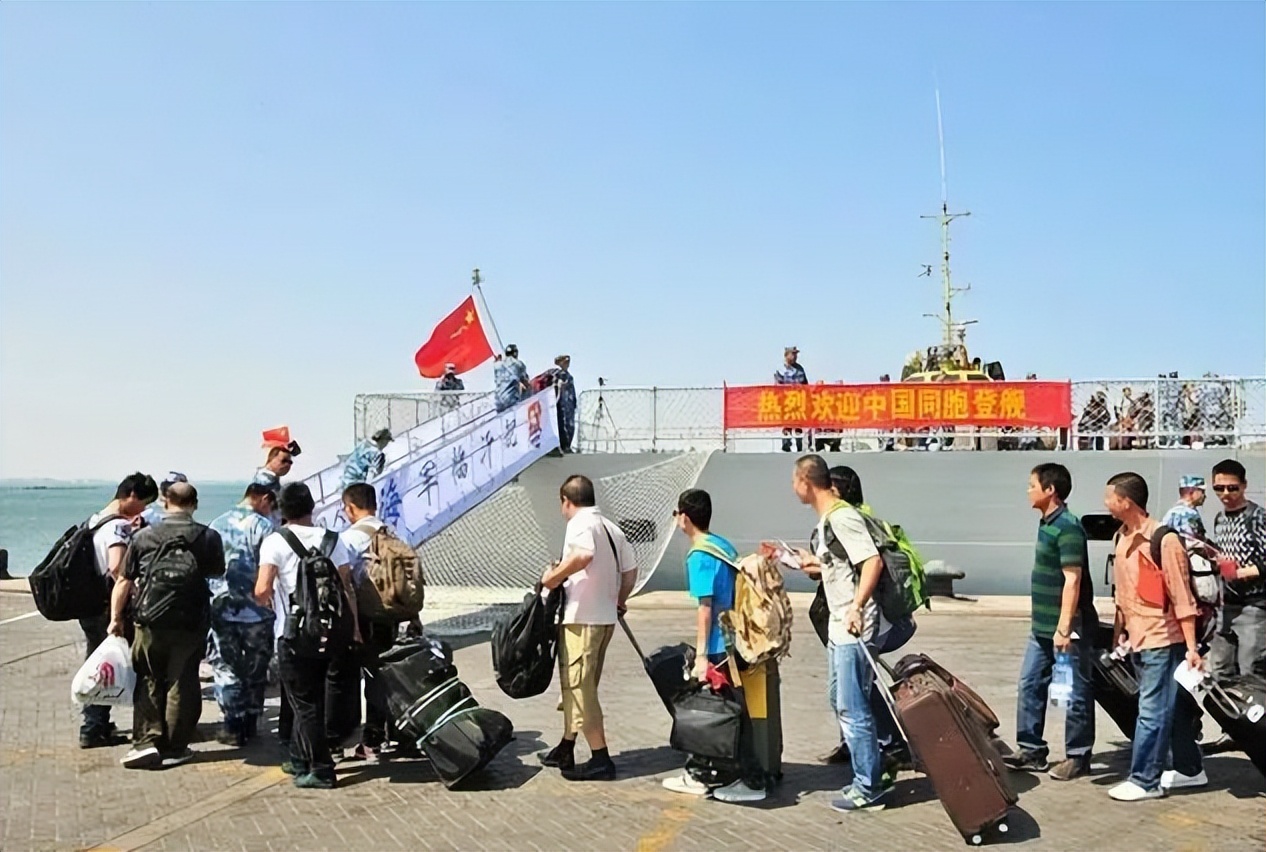 2015年也门撤侨：海军舰炮对准海岸，叛军保持克制，细节令人振奋_百科TA说