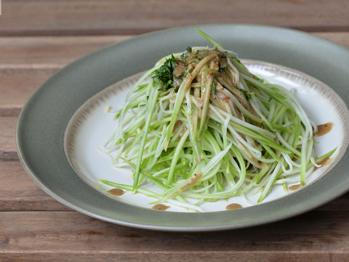  p>醋拌角瓜丝是一道美食,由 a target="_blank" href="/item/西葫芦