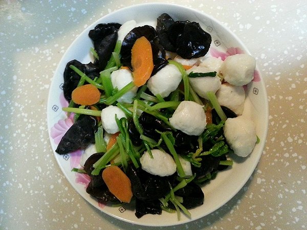  p>鱼丸炒双耳,以鱼丸,银耳,木耳为原料制作的食物. /p>