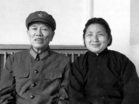 1978年邓华与夫人李玉芝在北京301医院