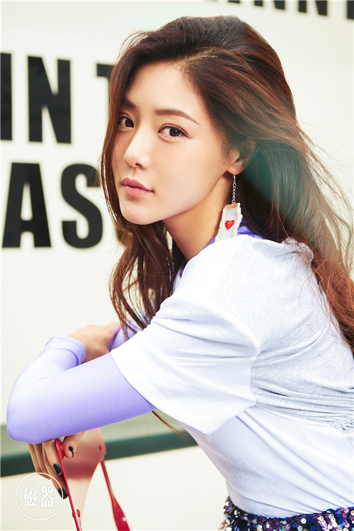  p>邓家佳,原名邓嘉,1983年5月17日出生于四川省内江市,毕业于 a