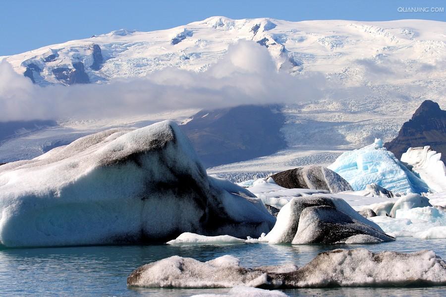  p>冰川湖,是指小型山地湖泊,尤其是冰川侵蚀而成的围椅状洼地(即冰斗