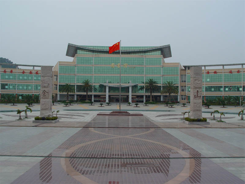  p>潮州市金山中学创办于1926年秋,学校以其历史悠久,环境优美,校风
