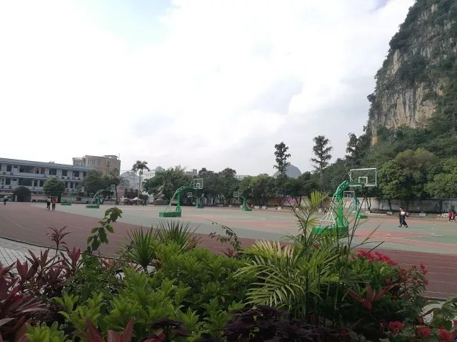  /p> p>靖西县第二中学最早名为"省立靖西高中",半个多世纪来,七易其