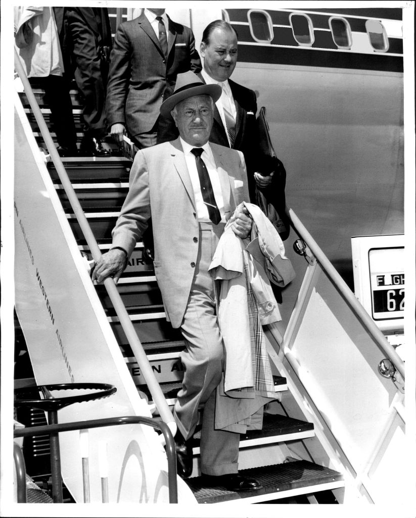  p>康拉德·希尔顿(conrad hilton)是世界旅店帝王,一个精力充沛而