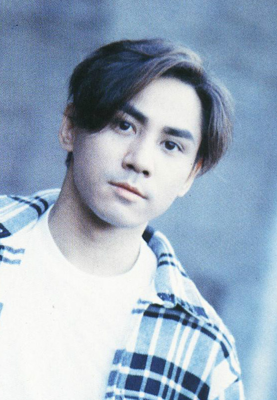 电台dj,1987年出版第一张唱片,他是香港难得的具有诗人气质的男歌手