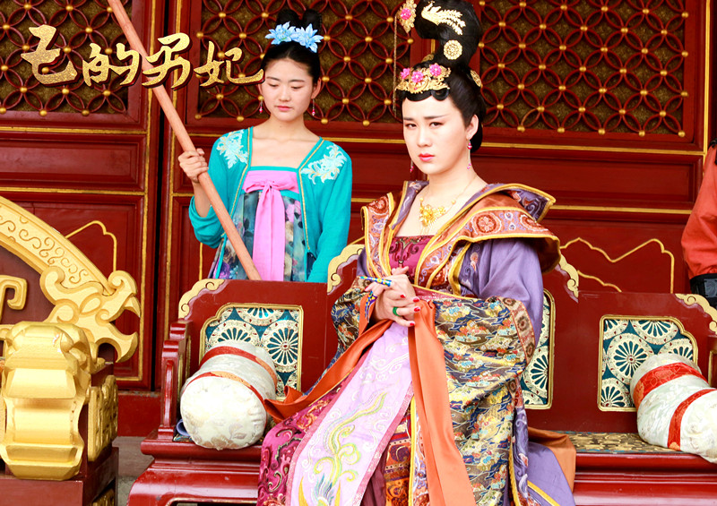 李大勇)云南东川人,中国第一反串主播,综艺节目主持人,傣族青年舞蹈家