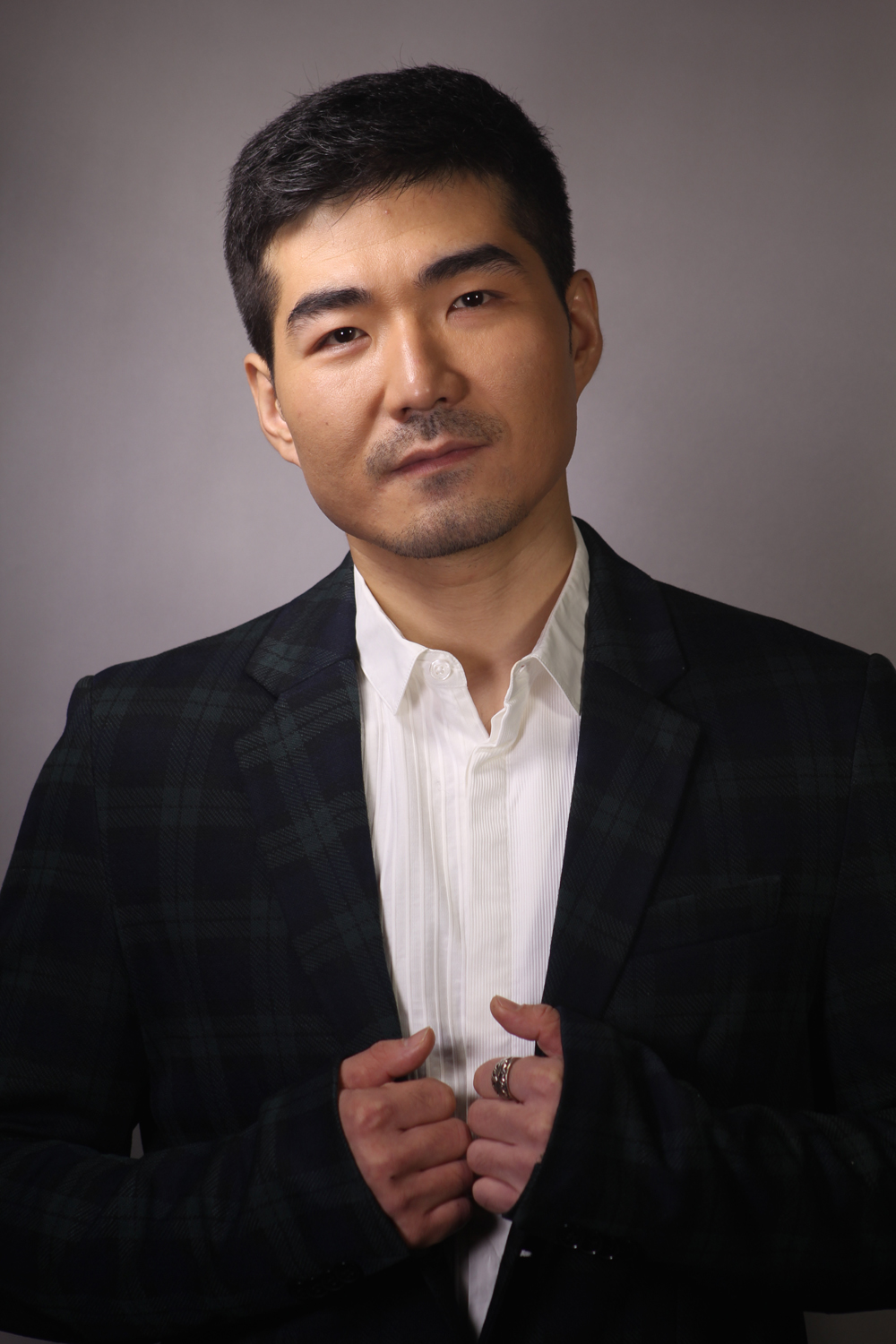 年8月16日出生于新疆乌鲁木齐,毕业于中央戏剧学院,中国内地男演员