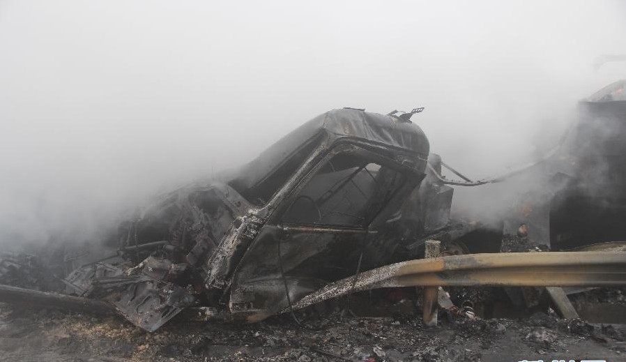 12·14山东济广高速重大交通事故