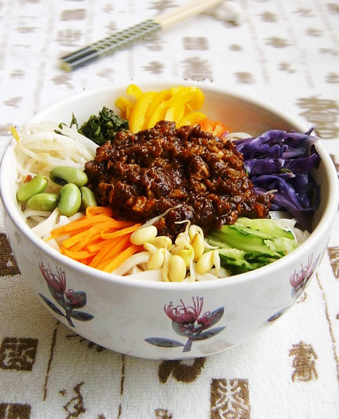  p>炸酱面是中国传统特色面食,被誉为" a target="_blank" href="