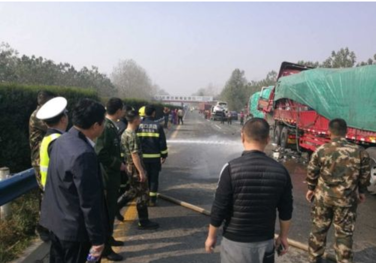河南永登高速太康县境内发生40余辆车连环相撞车祸,数十辆车受损