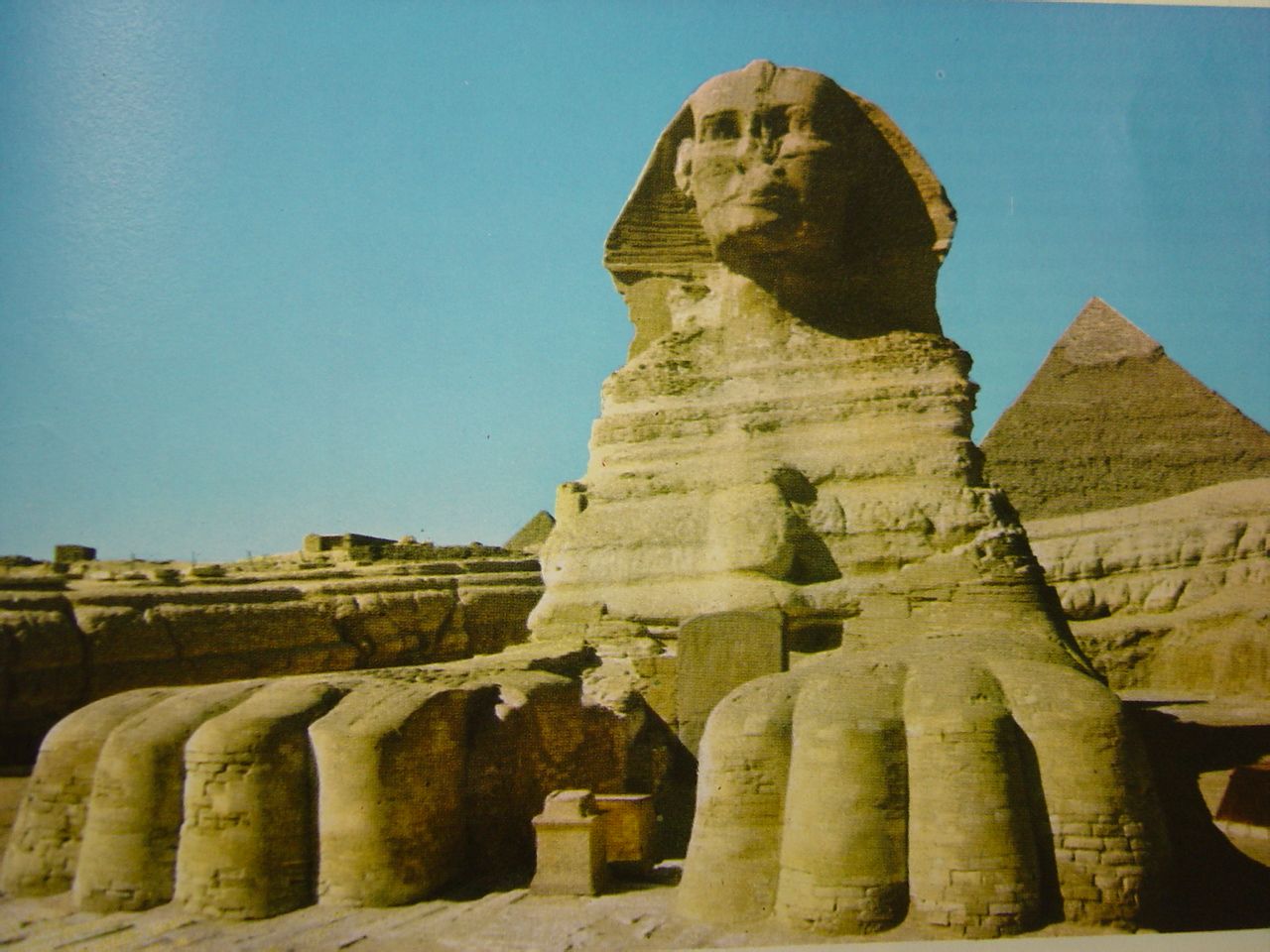  p>狮身人面像,位于埃及吉萨的金字塔墓区,头像部分一说是 a target="