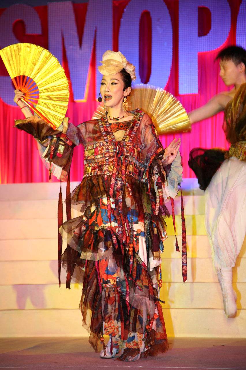  p>萨顶顶(sa dingding),原名周鹏,出生于河南省平顶山市,中国内地