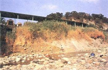 河流冲积层在地表的分布很广,主要类型有平原河谷冲积层,山区河谷冲积