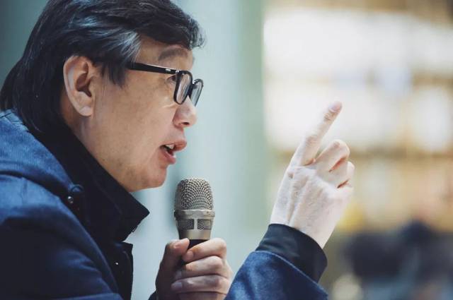 香港岭南大学前中文系教授,系主任.