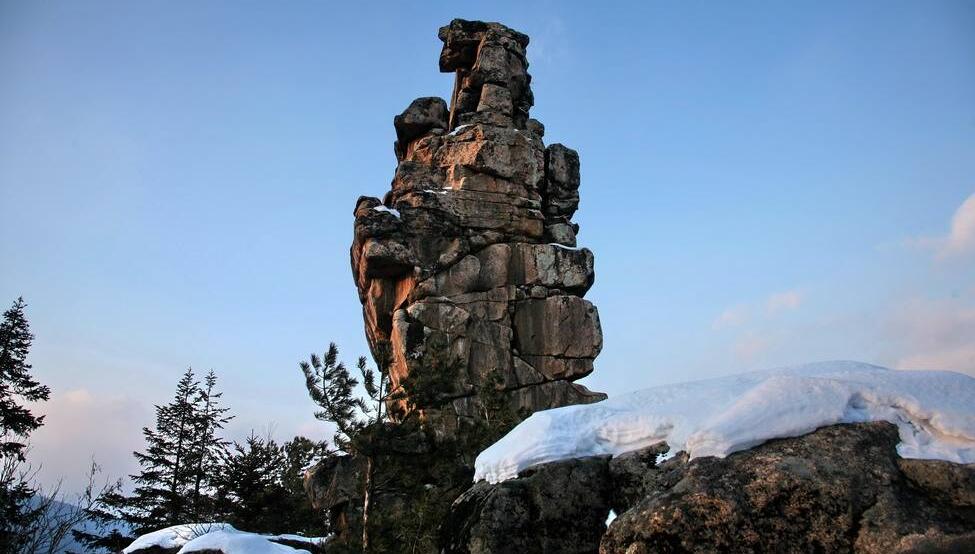  p>石猴山位于山西兴县,海拔1600余米,山势延绵,峰峦叠嶂,翠柏森森