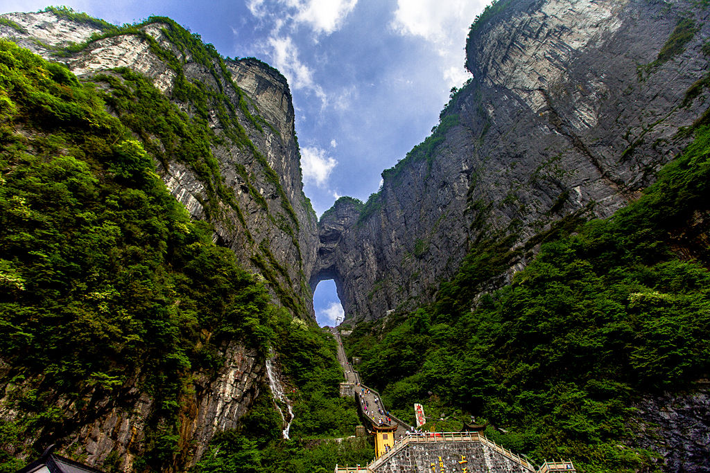  p>天门山是国家3a级景区,国家森林公园,国家地质公园,自治区级风景