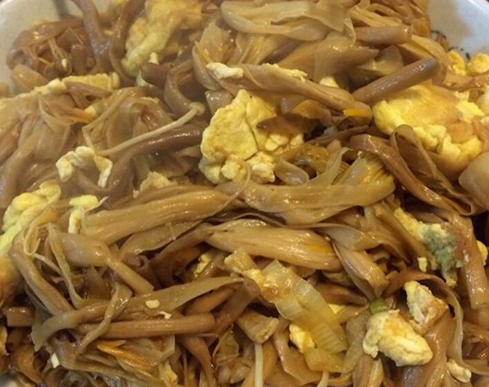  p>黄花菜炒鸡蛋是用黄花菜,鸡蛋制作的一道家常菜.