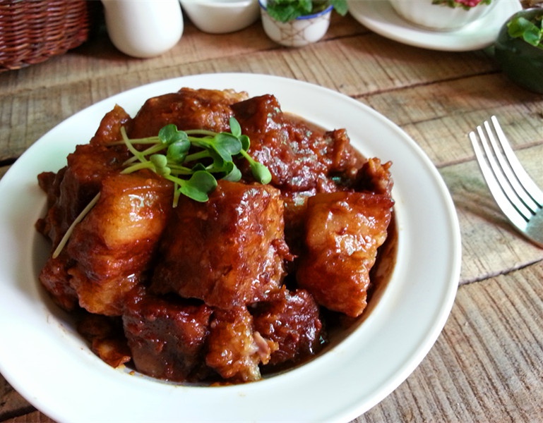  p>芋头焖五花肉是一道美食,主要制作原料有五花肉,大荔浦芋等. /p>