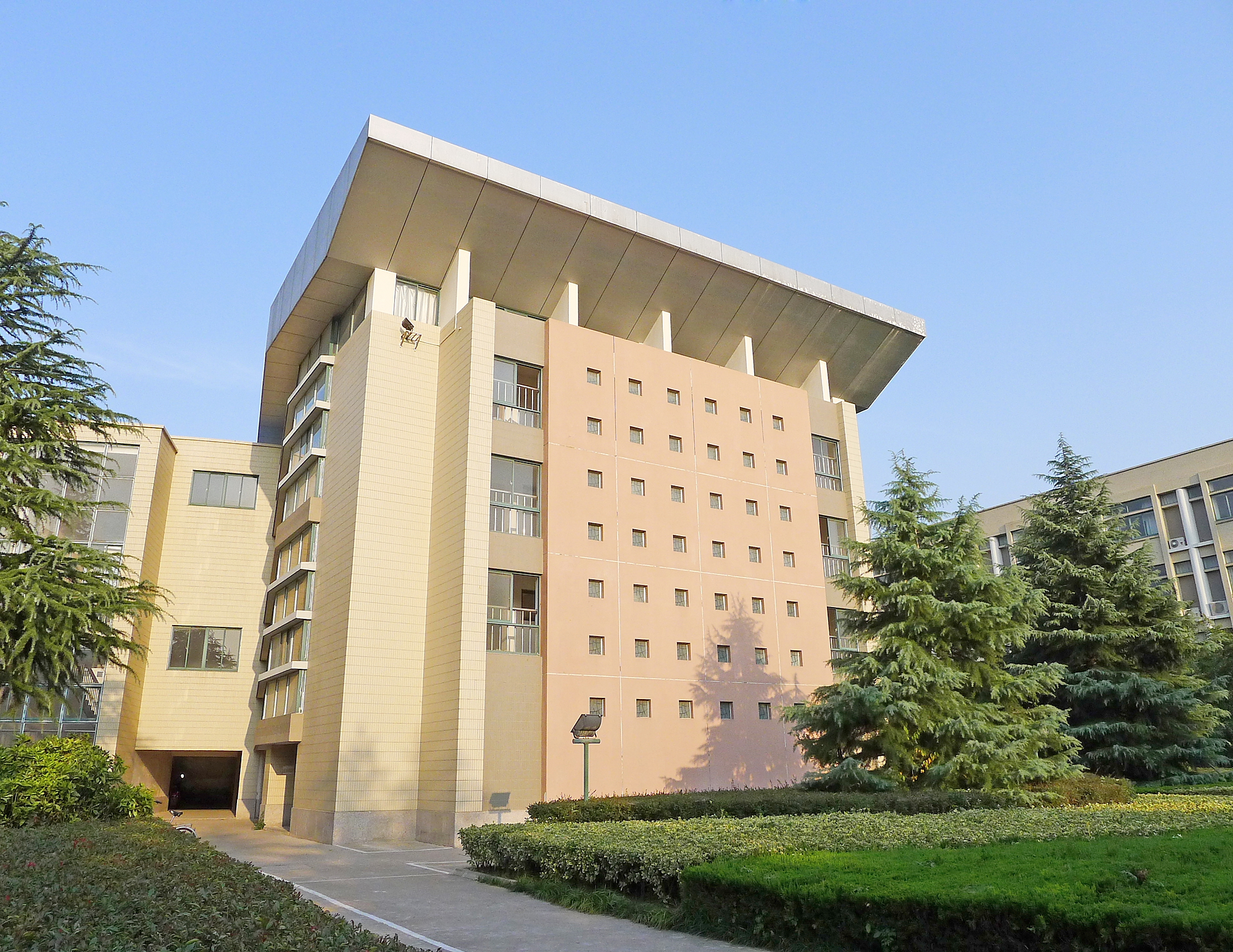 7691078">盐中 /a>",创办于1927年,初名为"国立第四中山大学盐城中学"