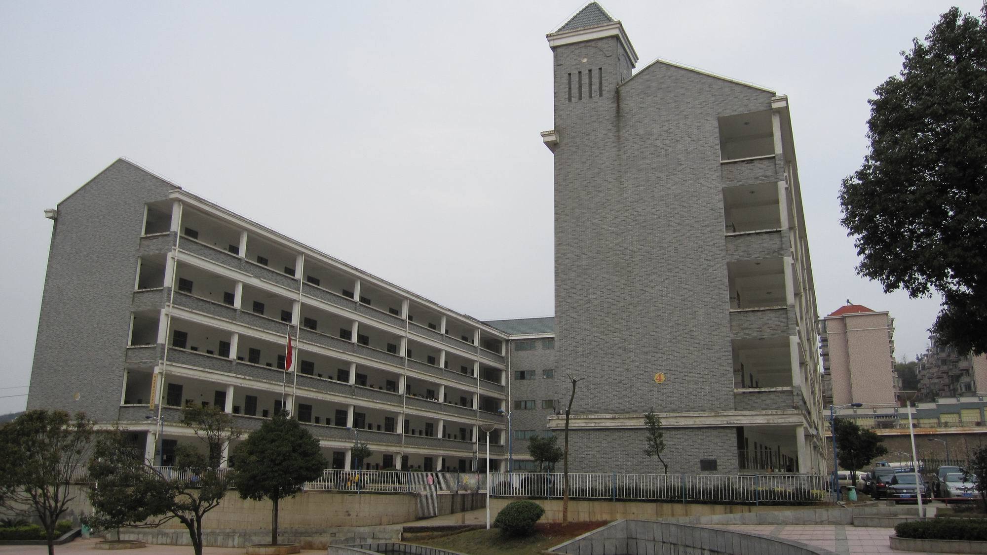 data-id="gnhg5pikm7">郴州市三中始建于1946年,原名"郴县私立天凤