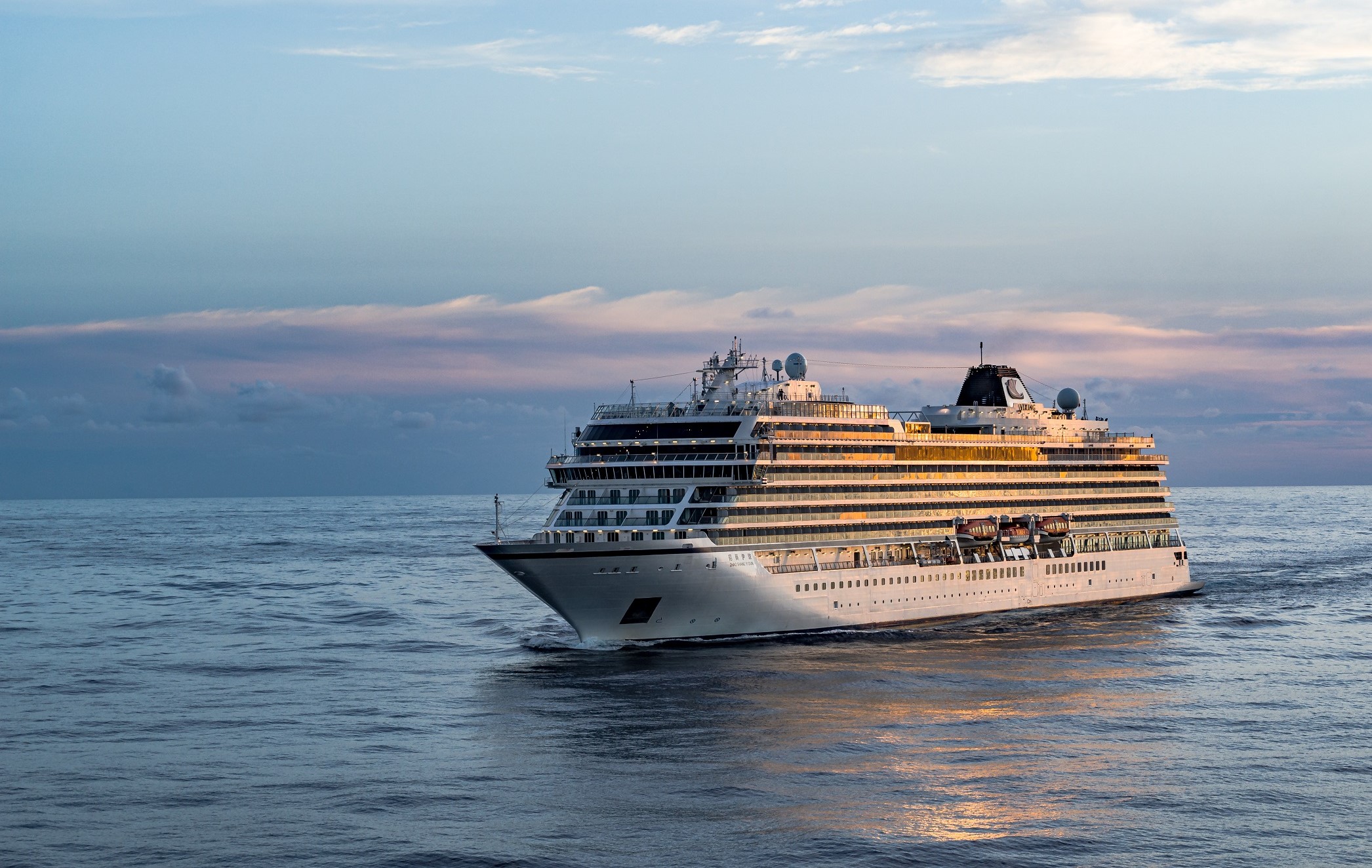 ">招商局集团以及维京游轮共同打造的第一艘中国籍高端邮轮,被誉