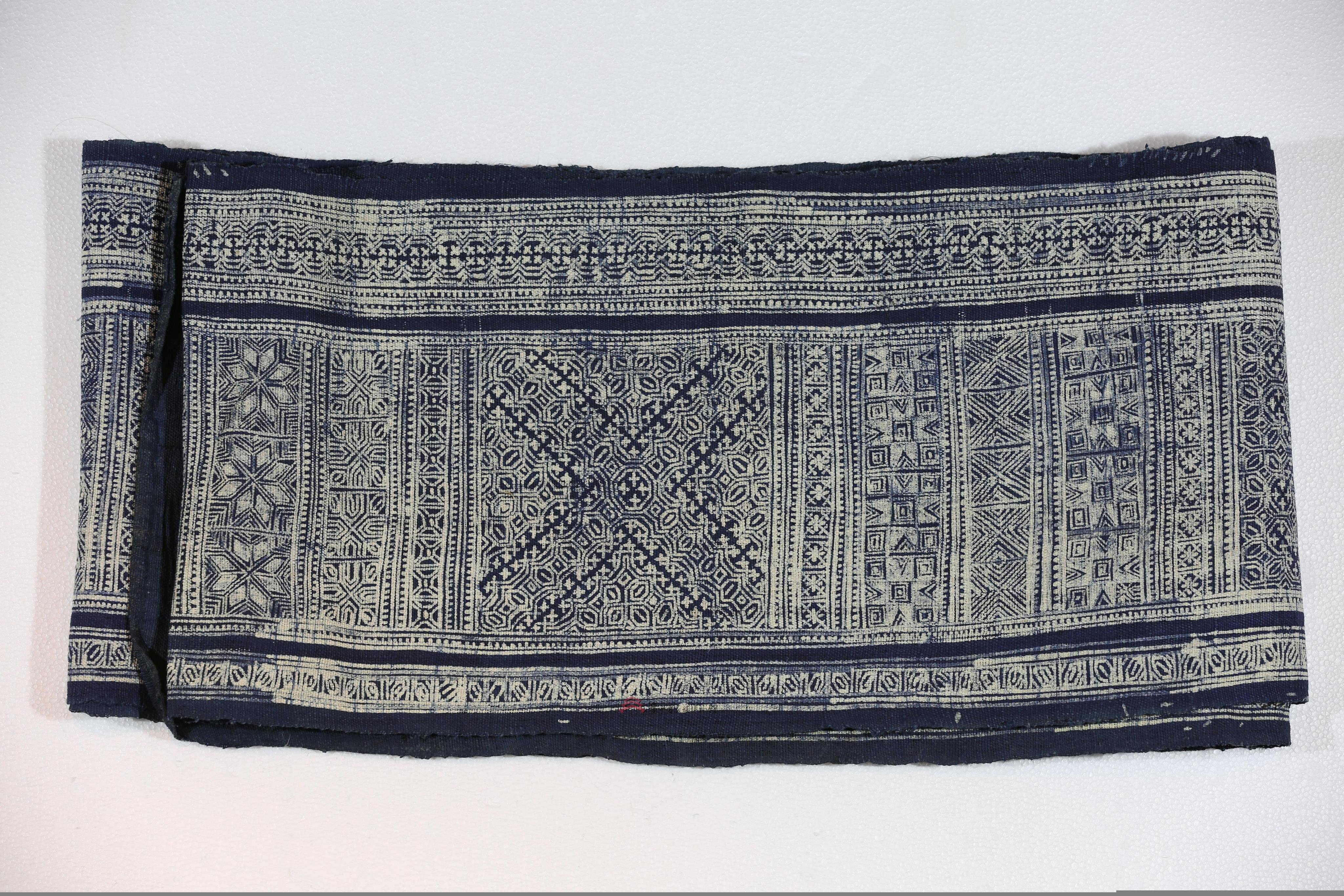 当代云南文山苗族手绘几何纹蜡染布