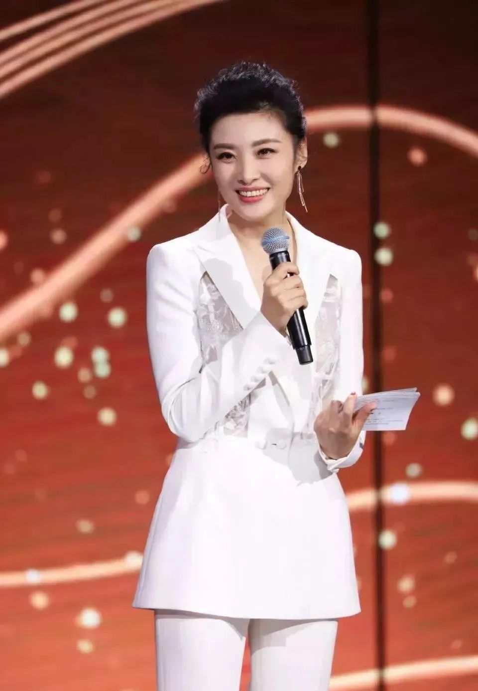 52岁周涛近照曝光：上春晚最多的女主持，为什么离开了央视？_百科TA说