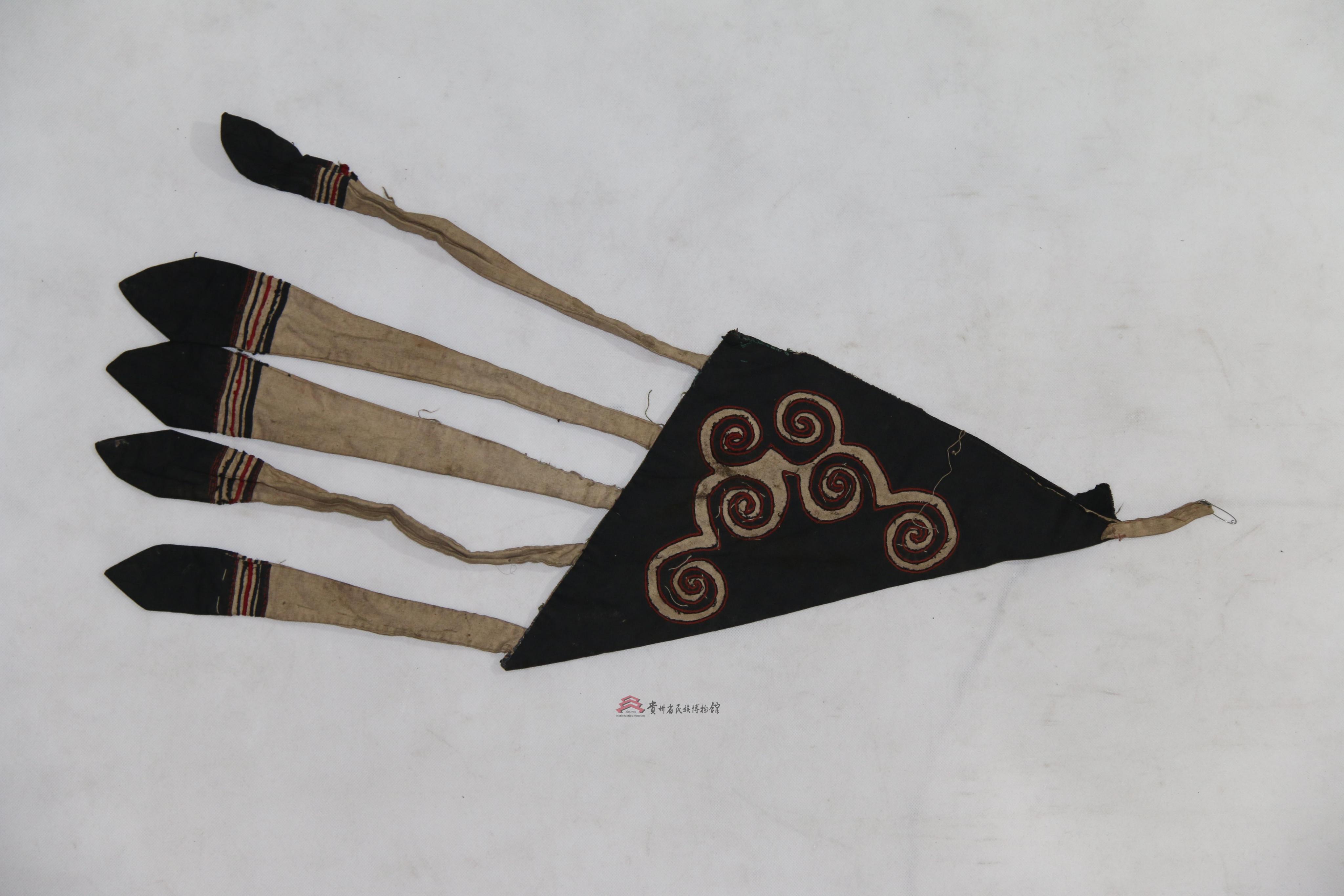 当代四川彝族布贴虎纹三角挂包